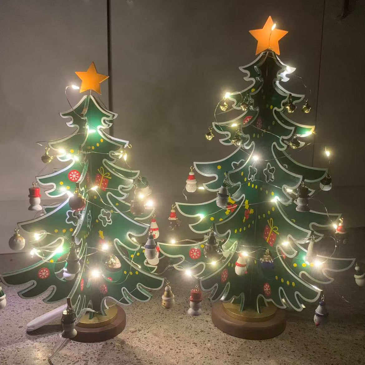Dekorativer Holz-Weihnachtsbaum mit Beleuchtung