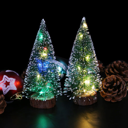 Miniatur-Weihnachtsbaum aus Kiefernnadeln mit Beleuchtung