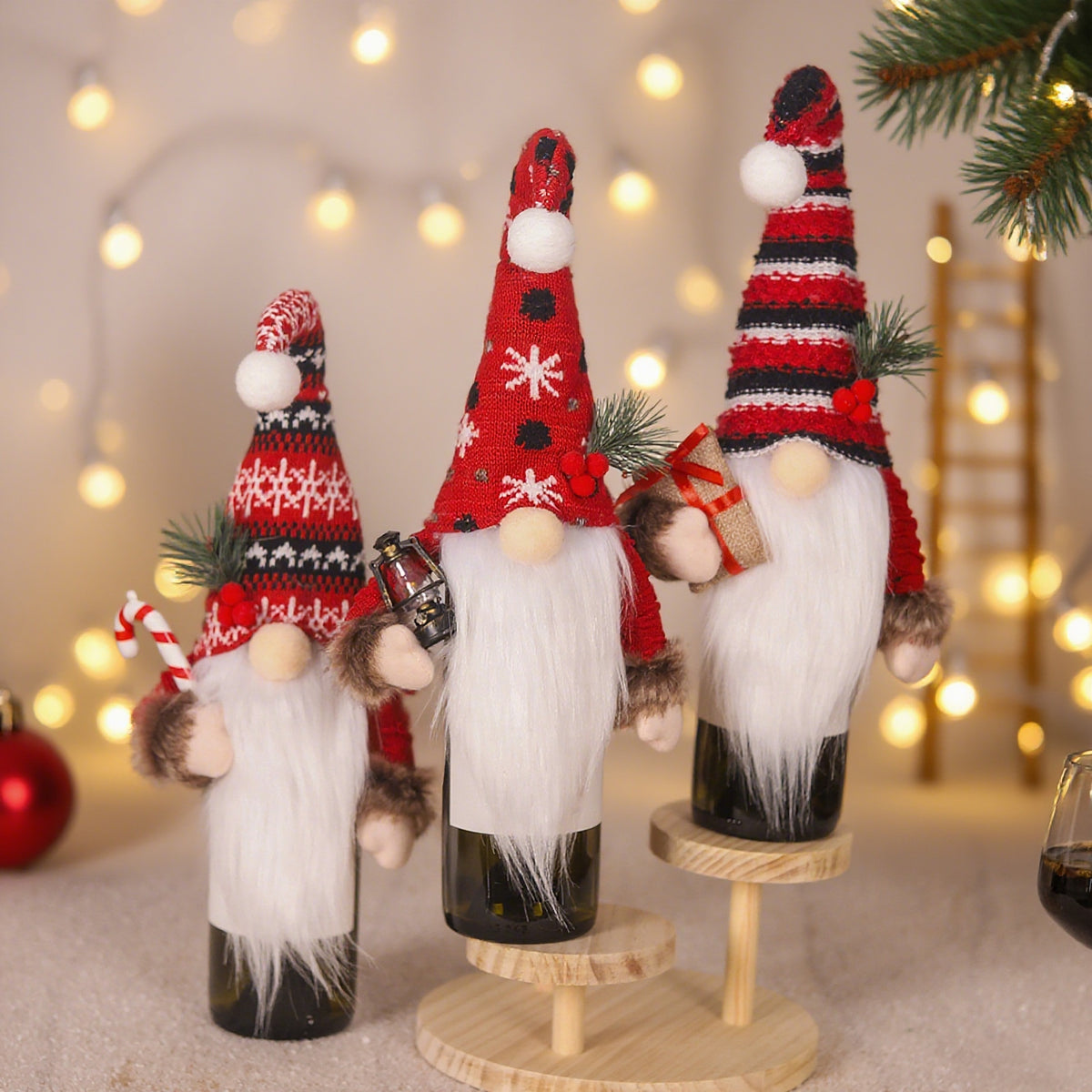 Dekorative Wichtelfigur mit weihnachtlichem Zubehör