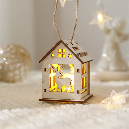 Beleuchtetes Holzhaus als Weihnachtsdekoration