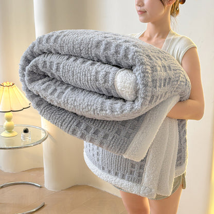 Vielseitige Korallenfleece-Decke mit Reliefmuster