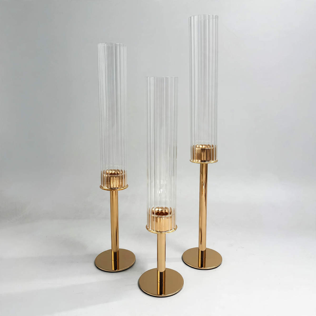 Dekorativer Kerzenhalter aus Glas und Metall