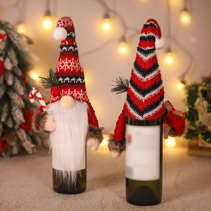 Dekorative Wichtelfigur mit weihnachtlichem Zubehör