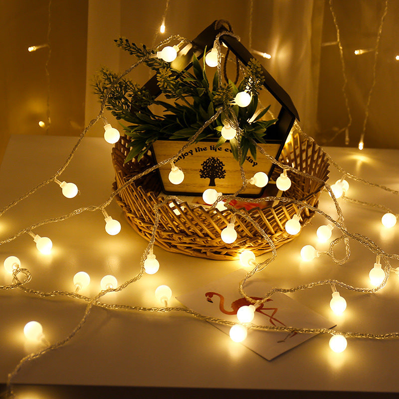 LED-Lichterkette mit Sternen und Kugeln für festliche Dekoration
