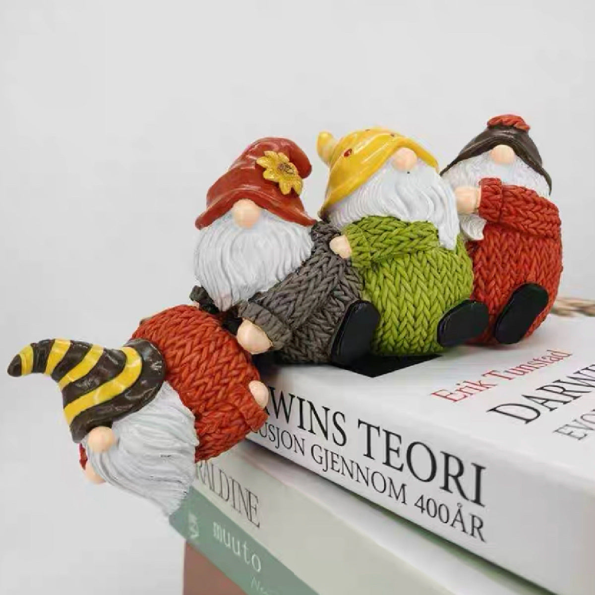 Dekorative Wichtel- oder Bärenfiguren aus Kunstharz