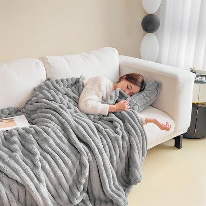 Wärmende Kuscheldecke in Kaninchenfell-Optik