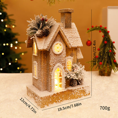 Beleuchtetes Weihnachts-Holzhaus mit Schneelandschaft
