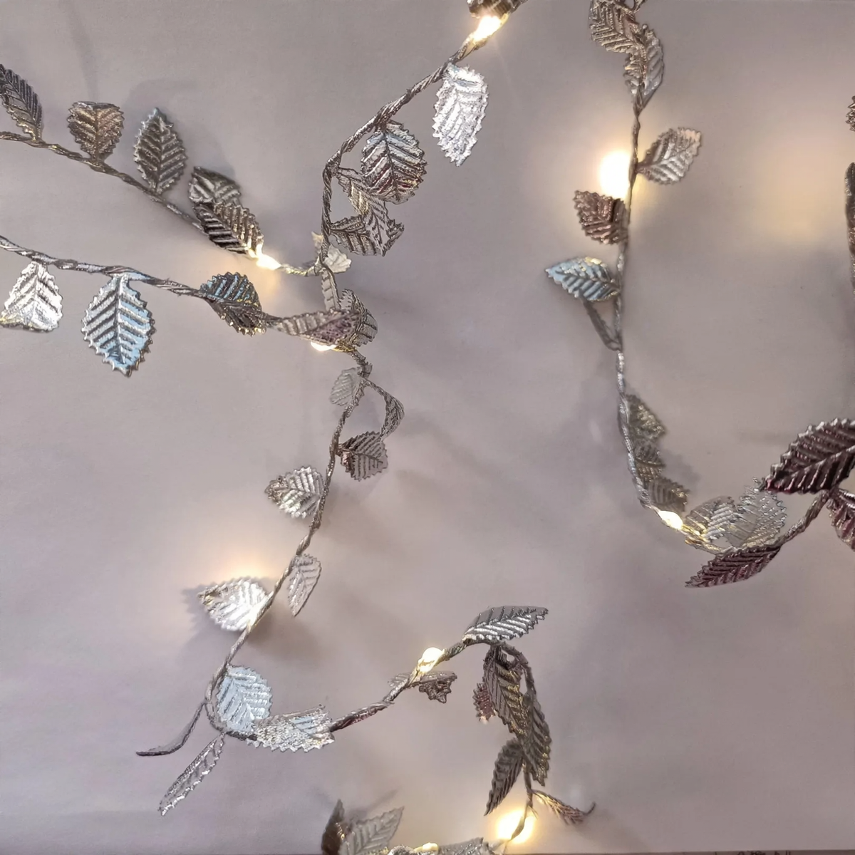 LED-Lichterkette mit künstlichen Blättern