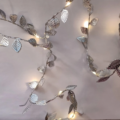 LED-Lichterkette mit künstlichen Blättern