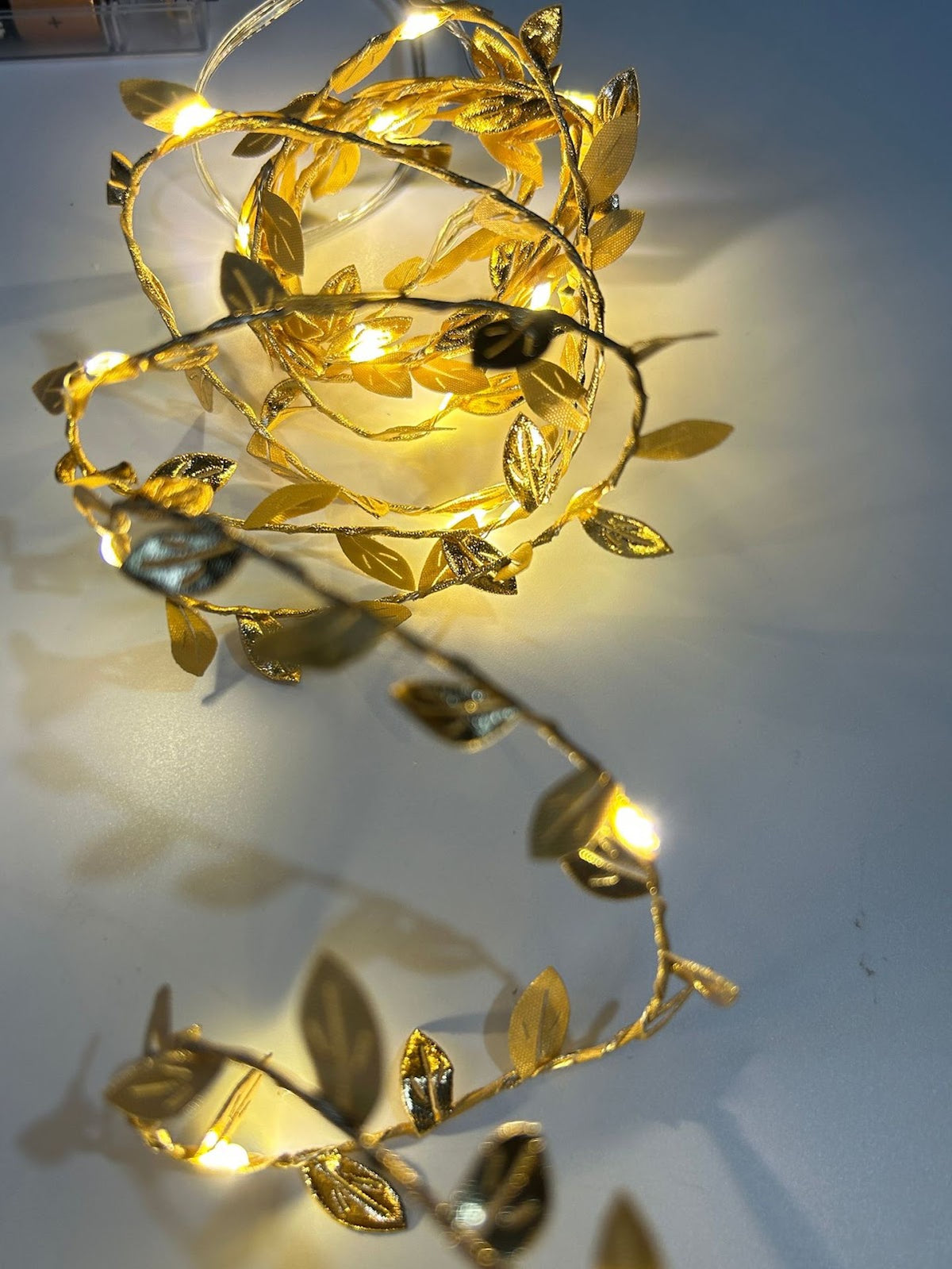 LED-Lichterkette mit künstlichen Blättern
