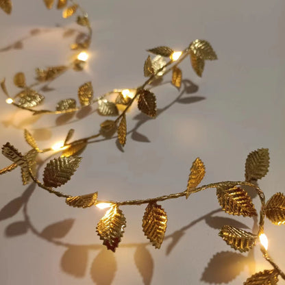 LED-Lichterkette mit künstlichen Blättern