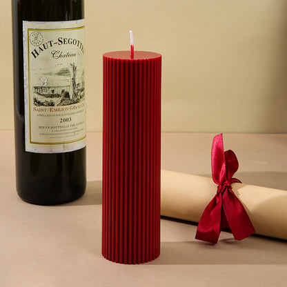 Gerillte Duftkerze aus Sojamischung, Weinrot, zylindrisch
