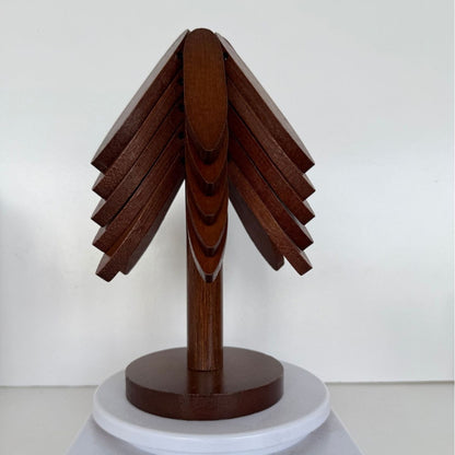 Dekorative Weihnachtsbaum-Untersetzer aus Holz