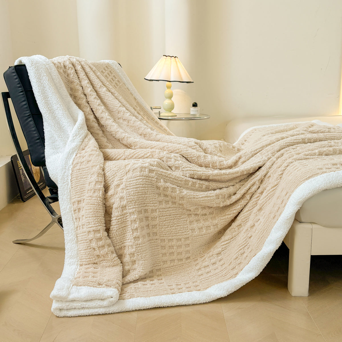 Vielseitige Korallenfleece-Decke mit Reliefmuster