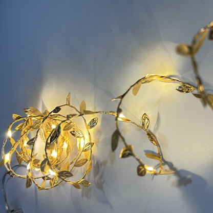 LED-Lichterkette mit künstlichen Blättern