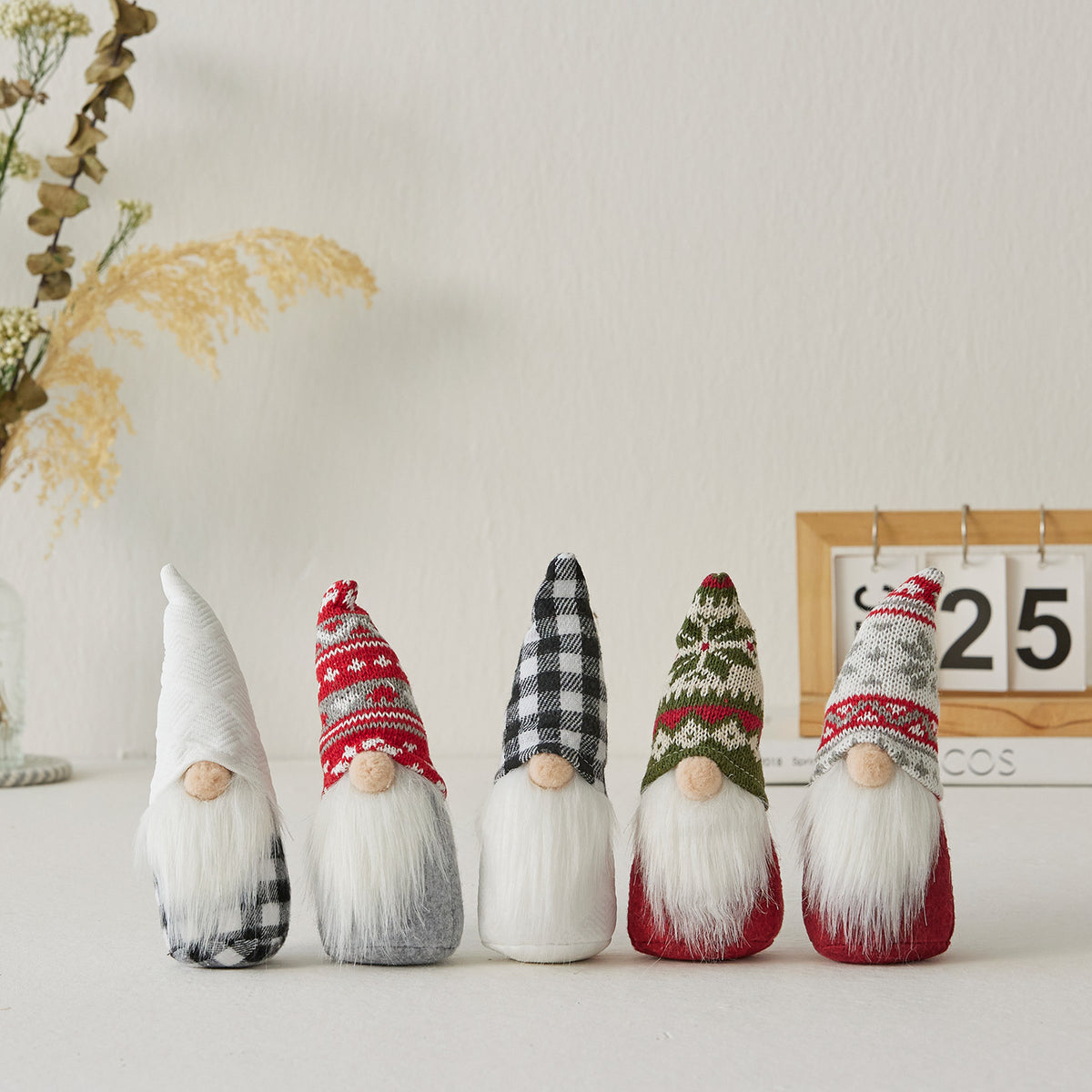 Weihnachtliche Wichtelfigur mit Schneeflocken-Mütze