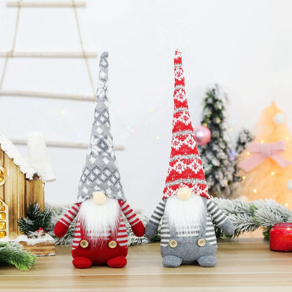 Weihnachts-Wichtelfigur mit Strickmütze, sitzend