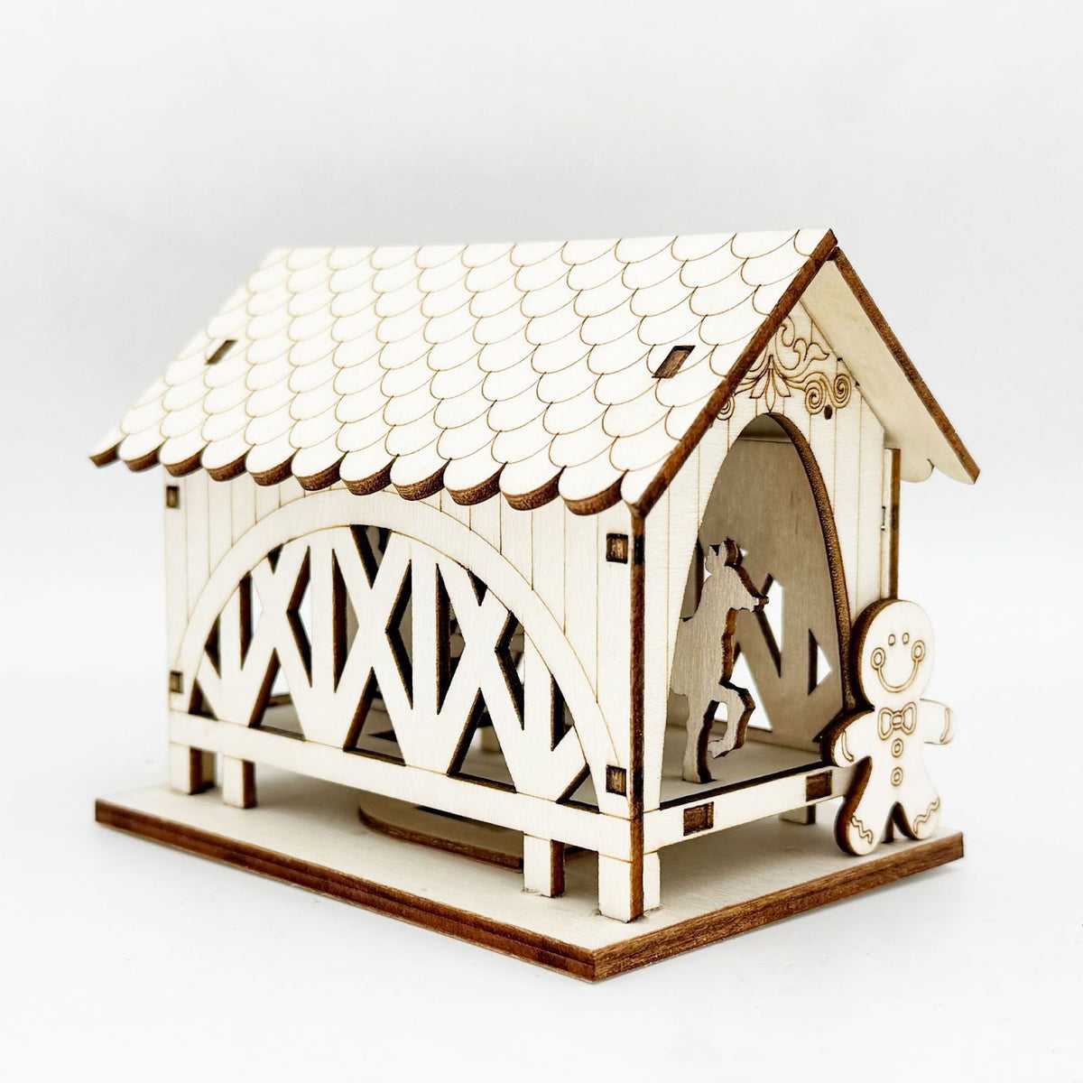 Beleuchtetes Holzhaus mit Brücke