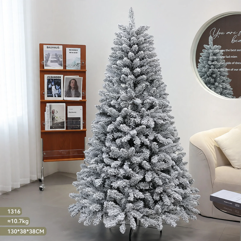 Künstlicher Weihnachtsbaum mit Schnee-Effekt