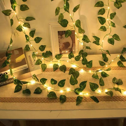 LED-Lichterkette mit künstlichen Pflanzenranken