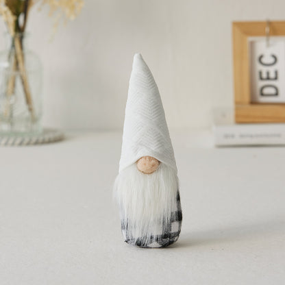 Weihnachtliche Wichtelfigur mit Schneeflocken-Mütze