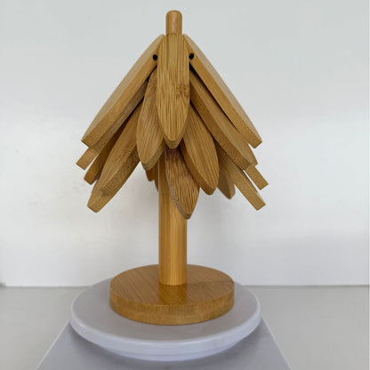 Dekorative Weihnachtsbaum-Untersetzer aus Holz