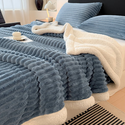 Doppellagige, gestreifte Lammfleece-Wohndecke