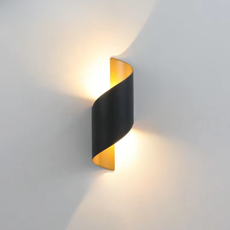 Elegante, in zwei Richtungen abstrahlende LED-Außenwandleuchte
