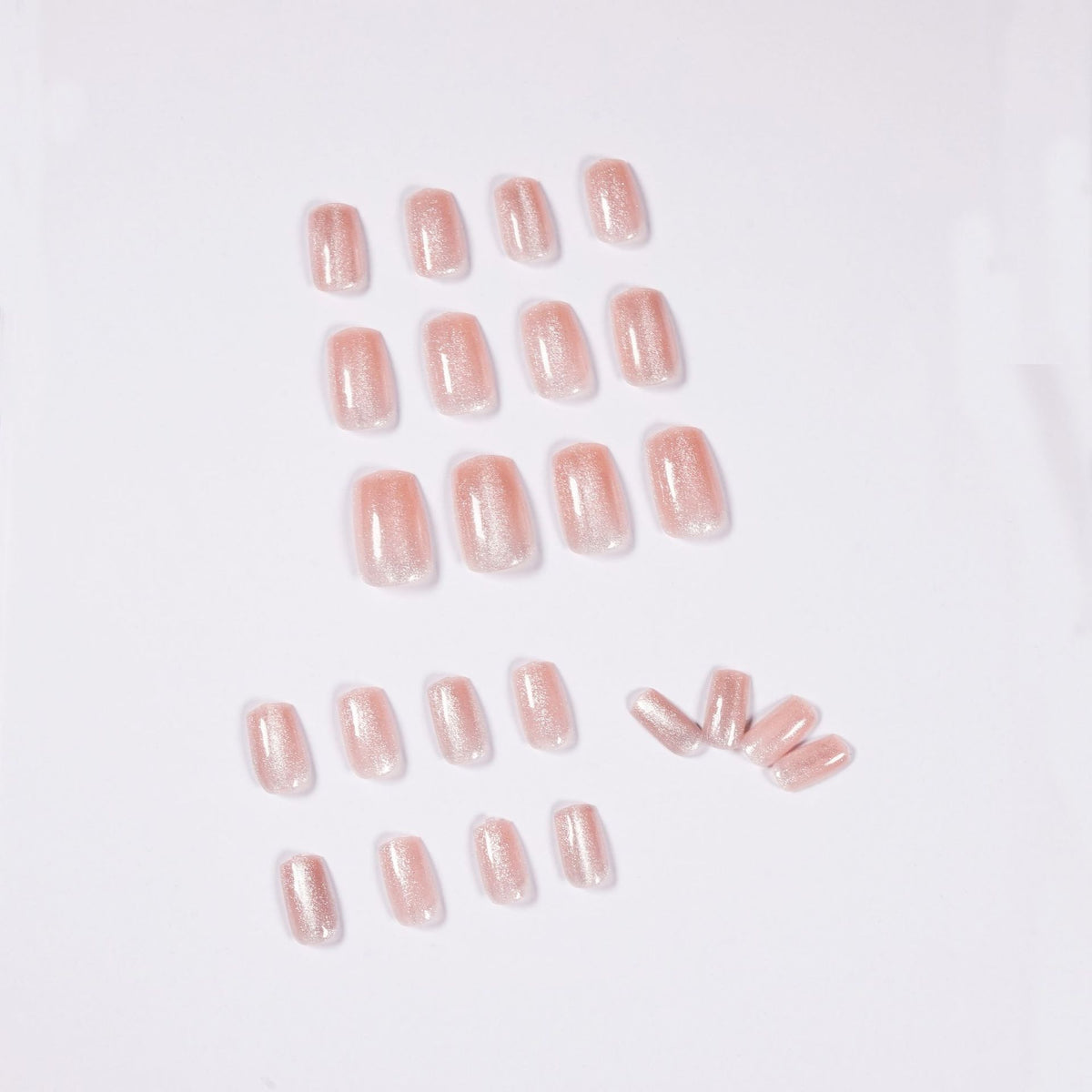 Kunstvolle Nagelkunst mit sanftem Glitzer-Effekt und elegantem Finish Brehn