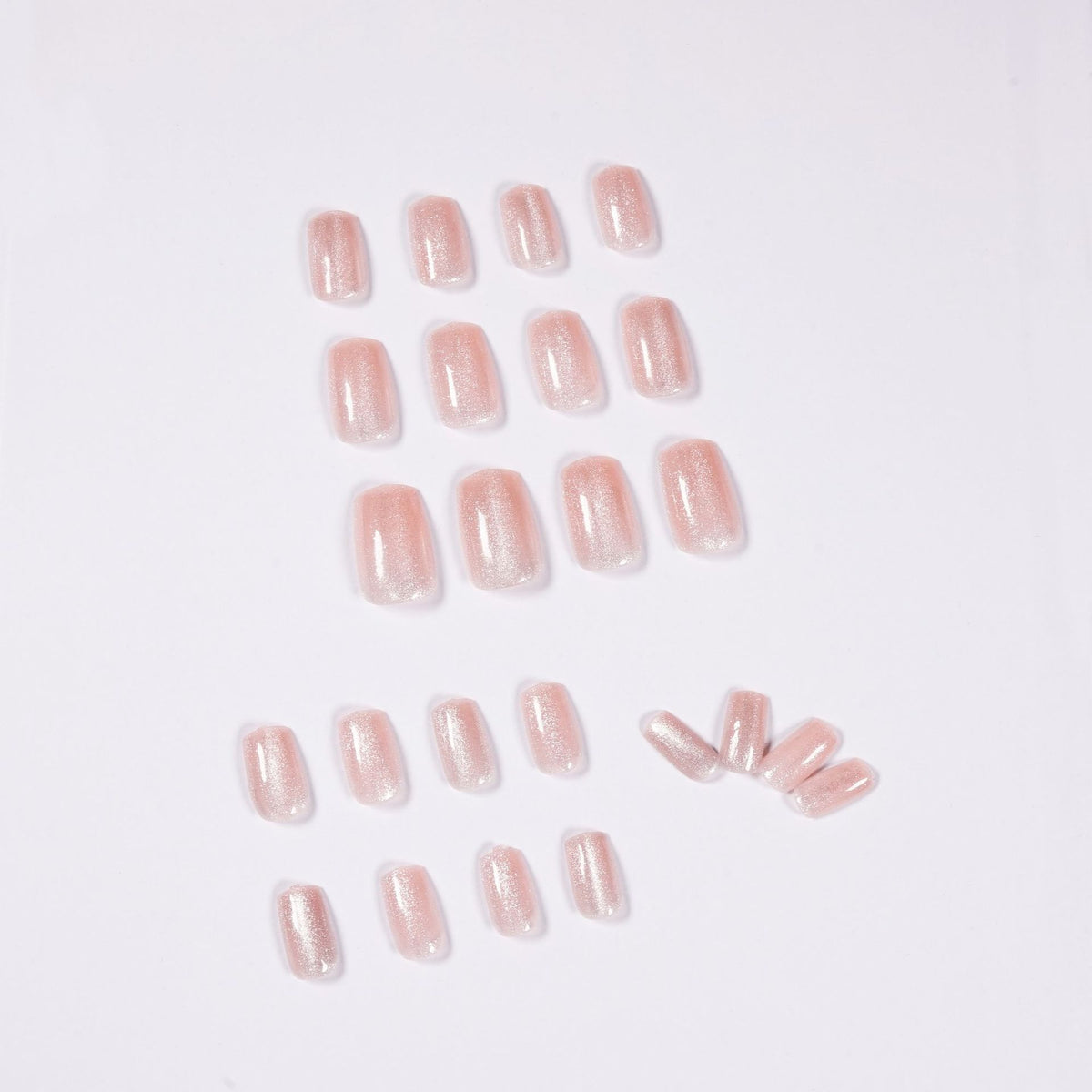 Kunstvolle Nagelkunst mit sanftem Glitzer-Effekt und elegantem Finish Brehn