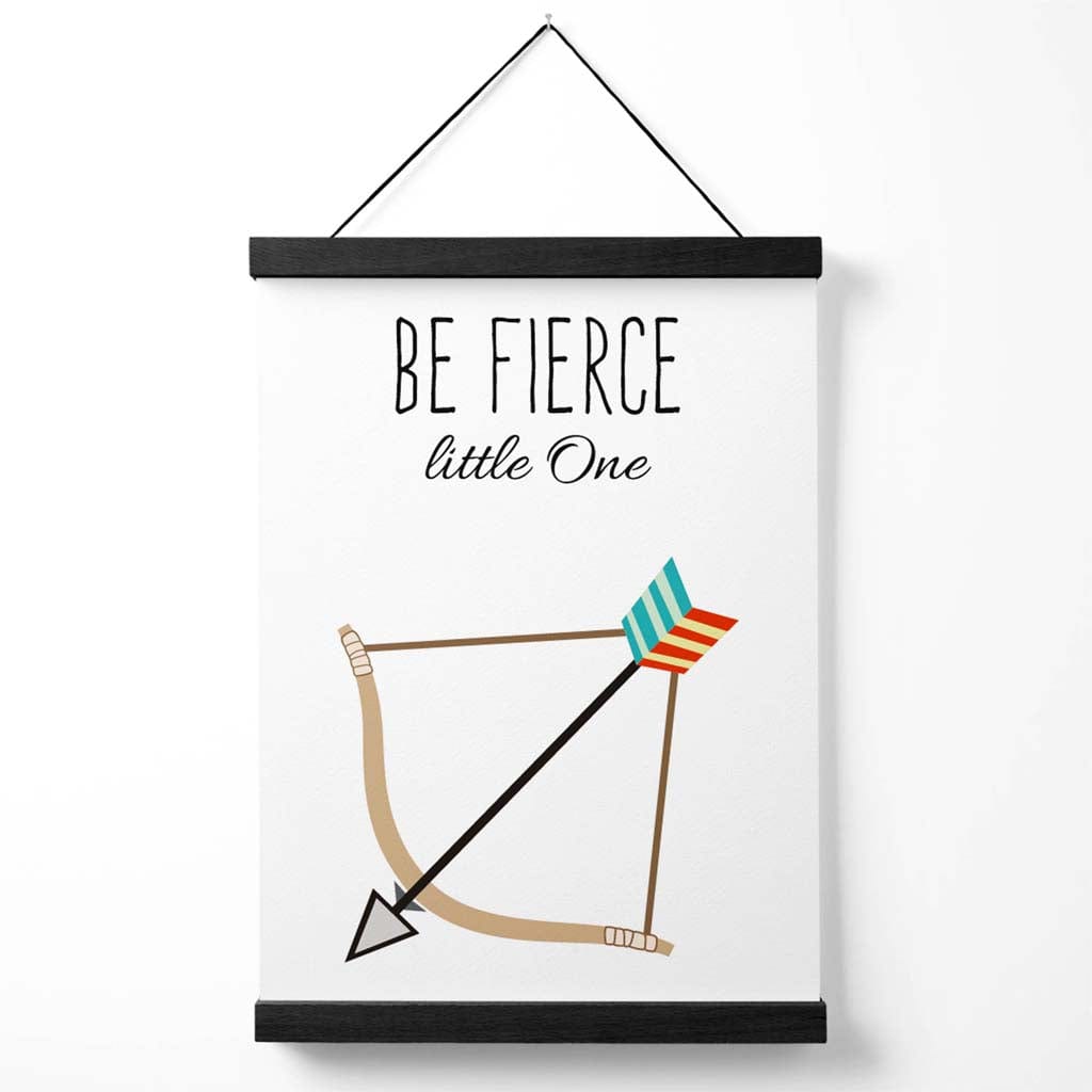 Poster mit Zitat des Arrow-Stammes „Sei furchtlos“ inklusive Aufhänger