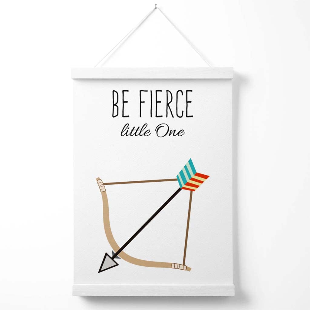 Poster mit Zitat des Arrow-Stammes „Sei furchtlos“ inklusive Aufhänger