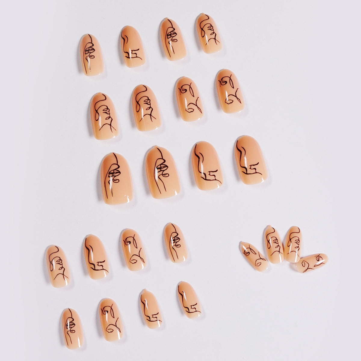 Kunstvolle Nagelkunst im minimalistischen Design Brehn