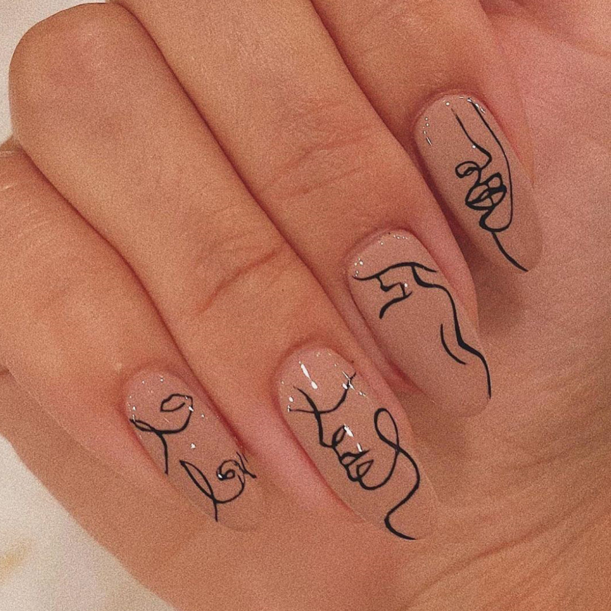 Kunstvolle Nagelkunst im minimalistischen Design Brehn