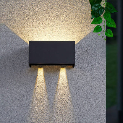 Moderne, wasserdichte, rechteckige LED-Wandleuchte für den Außenbereich mit nach oben und unten gerichteter Beleuchtung.