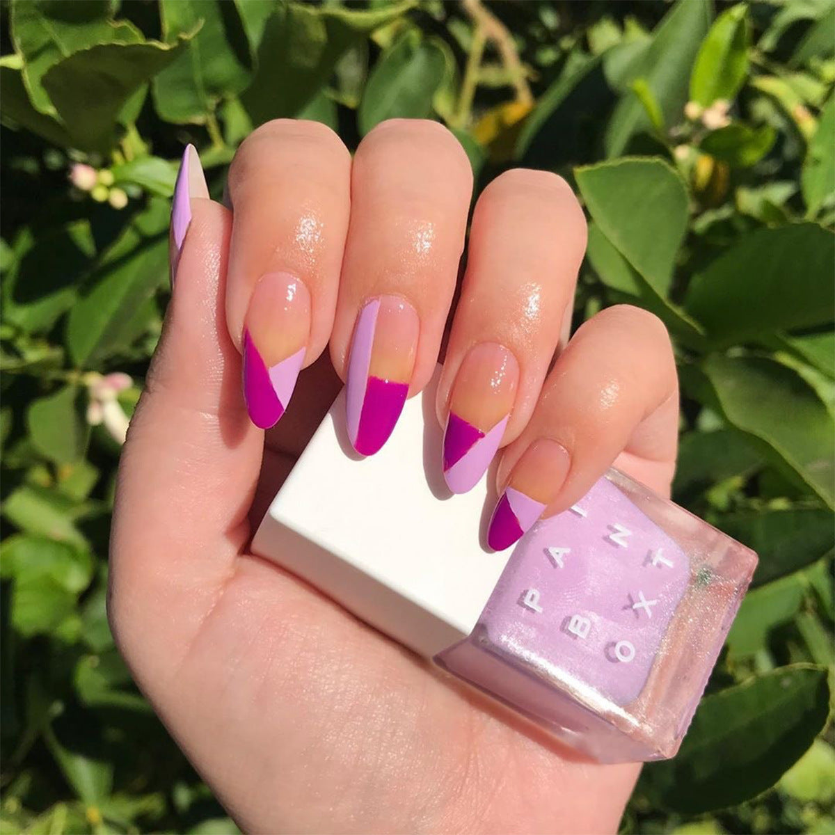 Kunstvolle Nagelverlängerungen mit elegantem Blattmuster Brehn