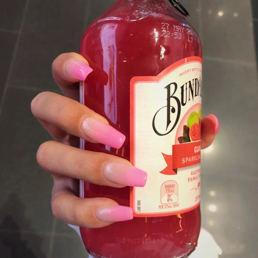 Kunstnägel im modernen French Tip Design Brehn