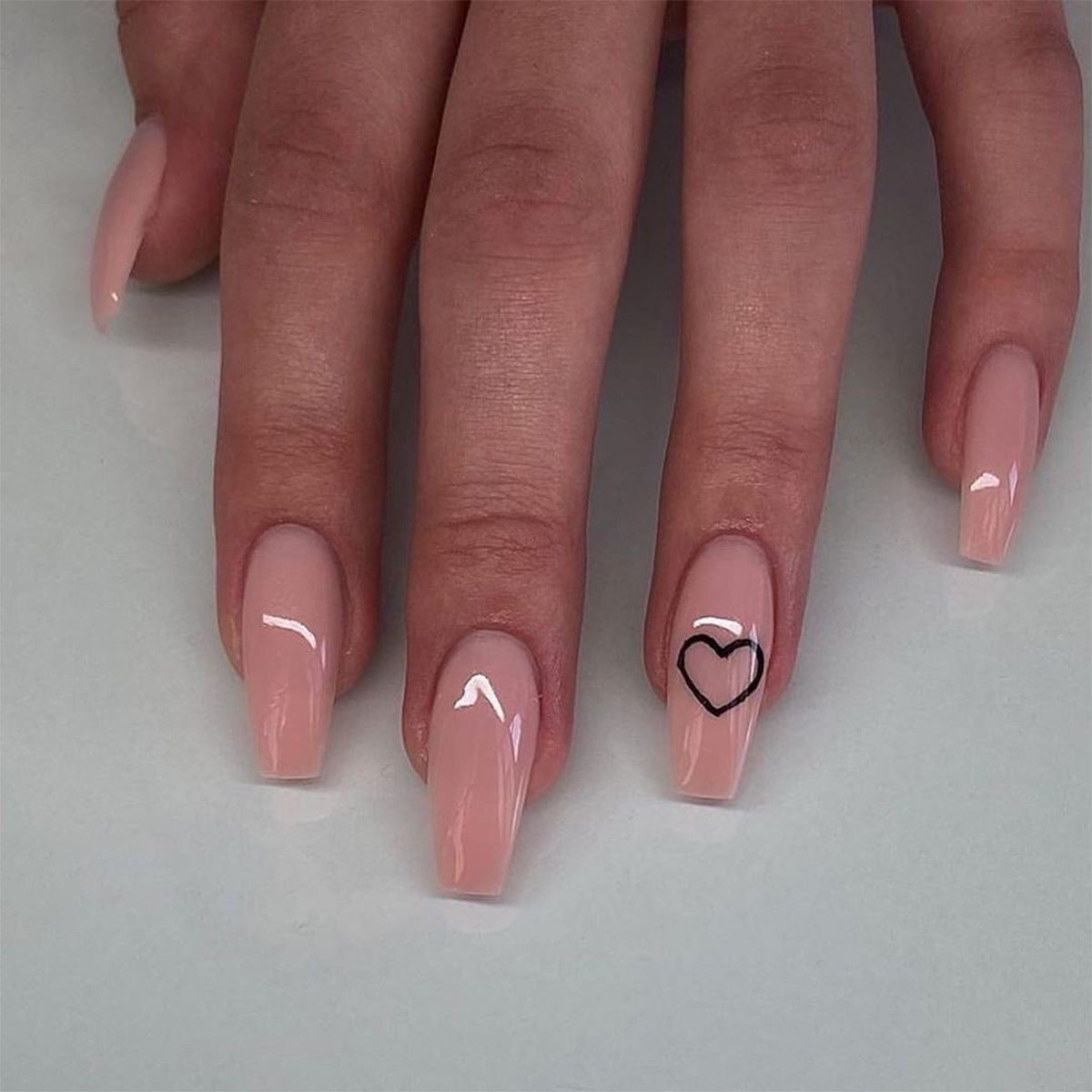 Kunstvolle Nagelkunst mit zarten Herzen Brehn
