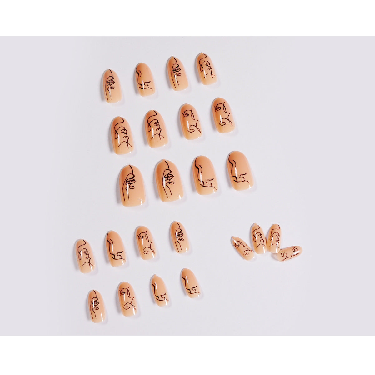 Kunstvolle Nagelkunst im minimalistischen Design Brehn