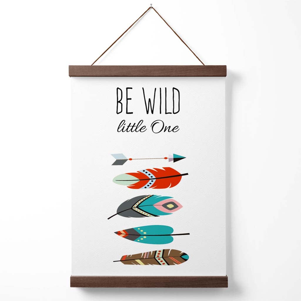 Poster mit Stammeszitat „Sei wilde Federn“ inklusive Aufhänger