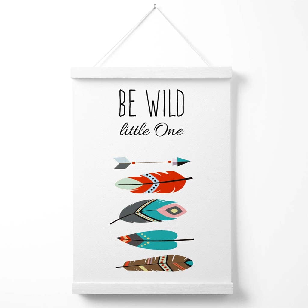 Poster mit Stammeszitat „Sei wilde Federn“ inklusive Aufhänger
