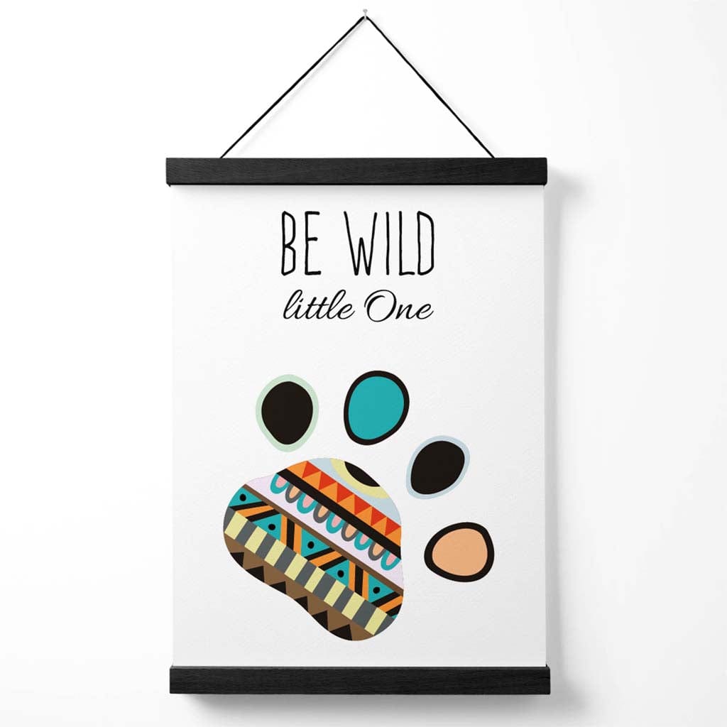Poster mit Stammeszitat „Sei wild“ und Pfotenabdruck, inklusive Aufhänger