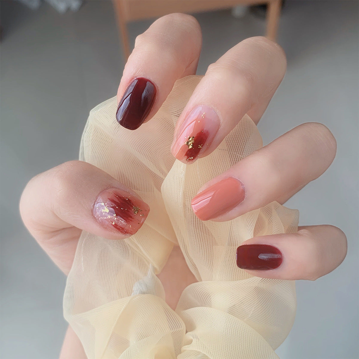Künstliche Nagelkunst mit Goldverzierungen Brehn