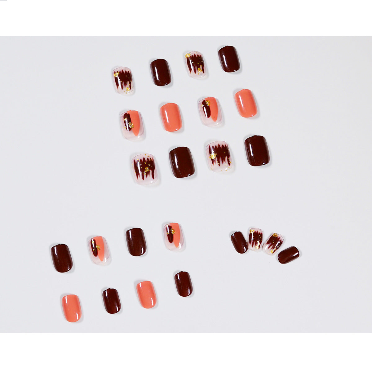Künstliche Nagelkunst mit Goldverzierungen Brehn