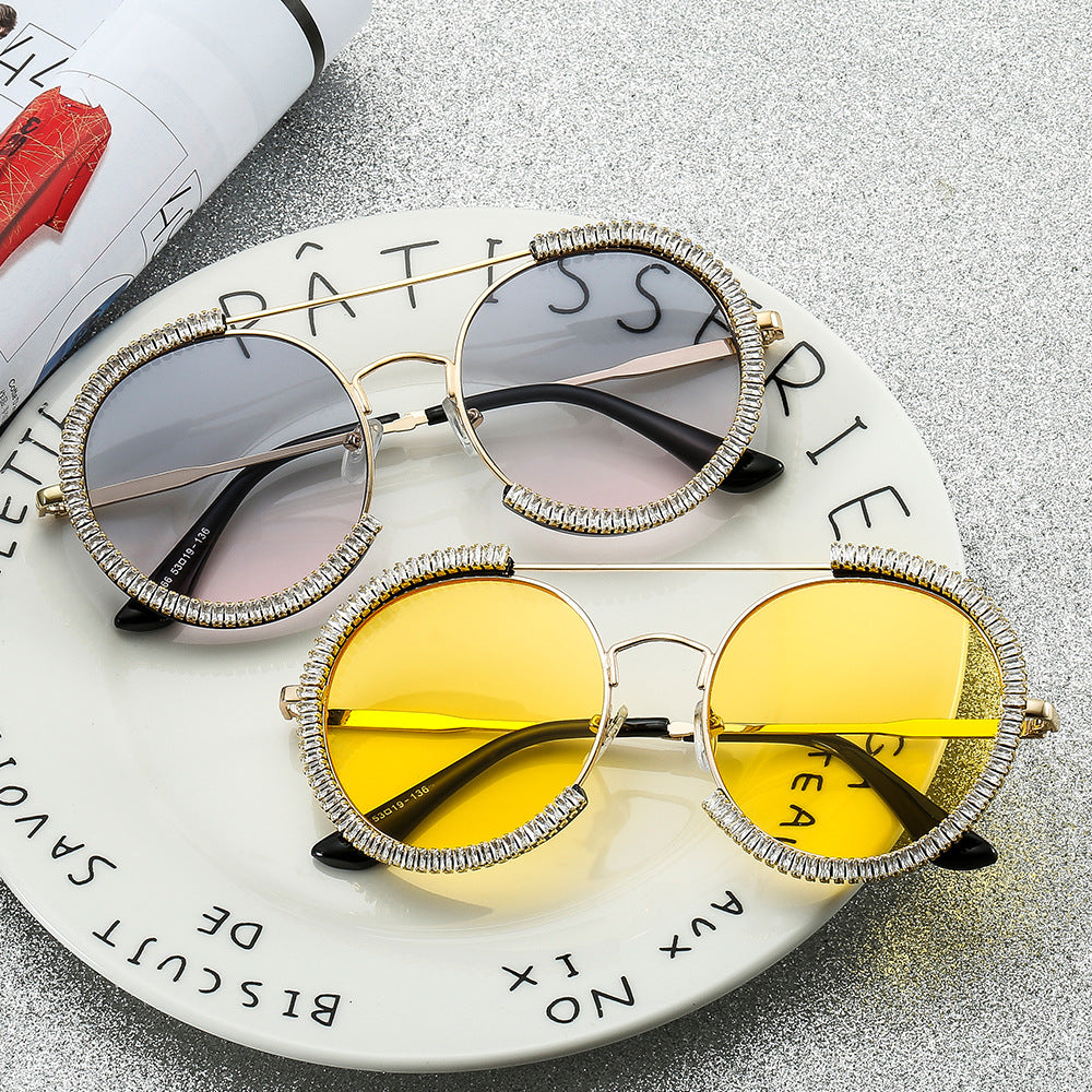 Damen Sonnenbrille mit glamourösem Rand und innovativem Design Brehn