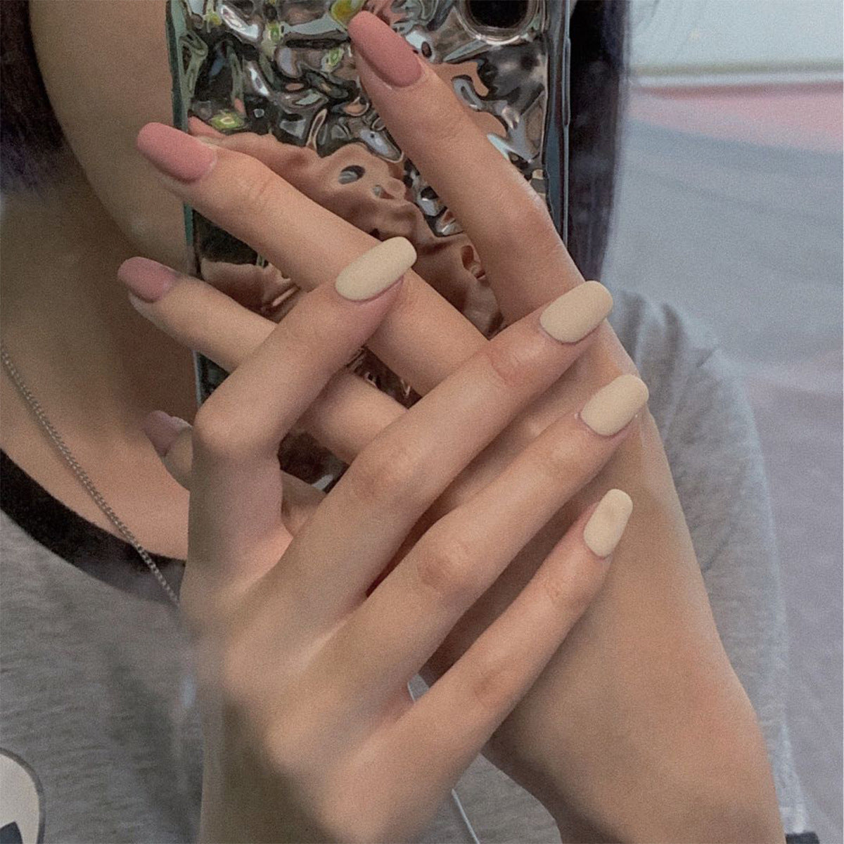 Kunstvolle Nagelverlängerungen mit elegantem Blattmuster Brehn