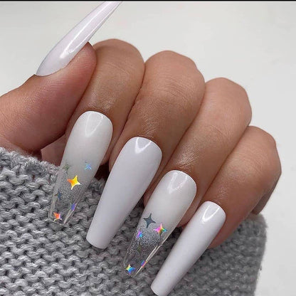 Nagelkunst mit Herz- und Lippenmotiven Brehn