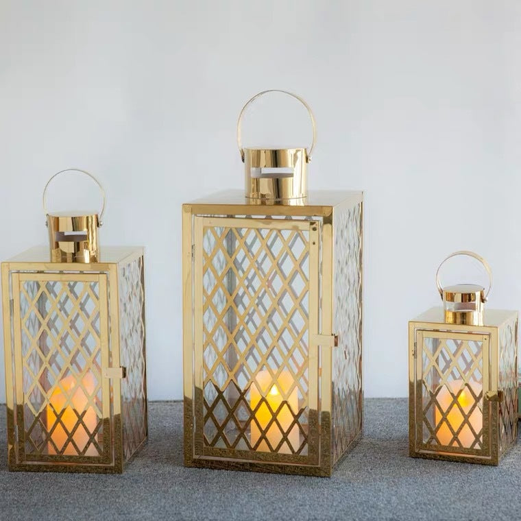 Moderne polierte Gitter-Metalllaterne-Kollektion mit Scharniertür und oberem Schlaufengriff Brehn