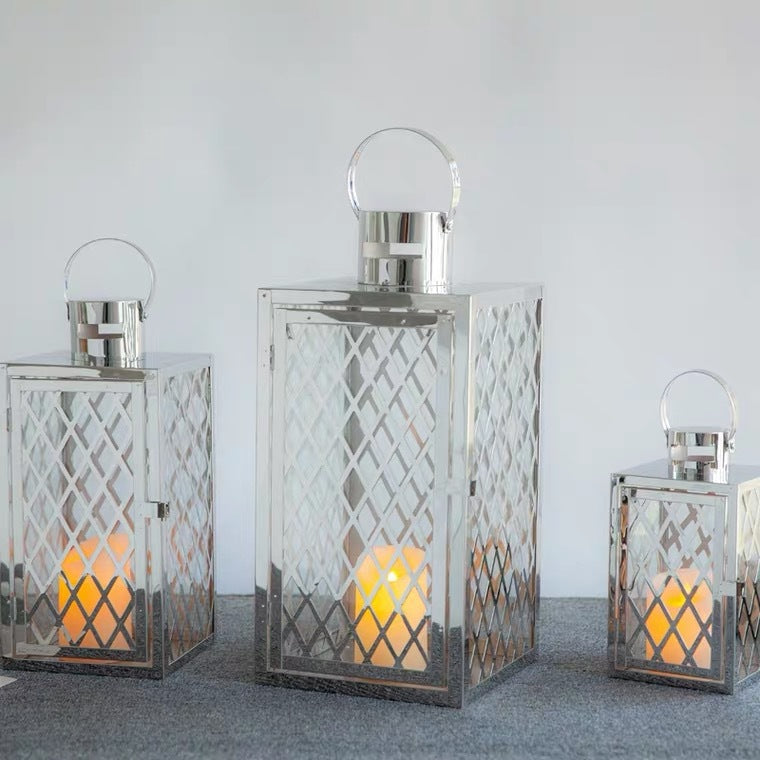 Moderne polierte Gitter-Metalllaterne-Kollektion mit Scharniertür und oberem Schlaufengriff Brehn
