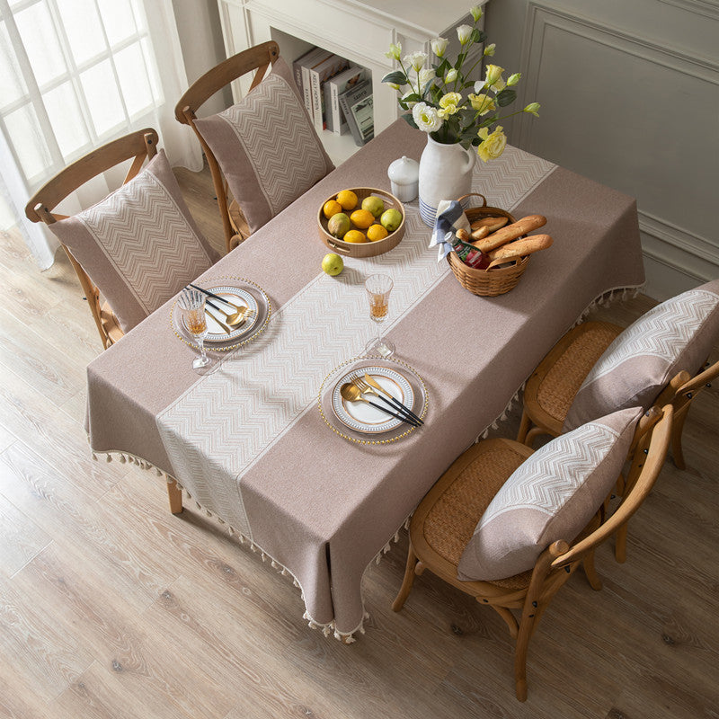 Elegante gewebte Tischdecke mit Quastenfransen